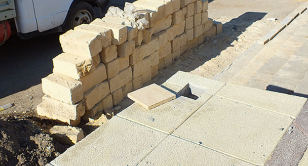 Repair jobs in Lenina Street in Derbent. Photo by Patimat Makhmudova for the "Caucasian Knot"