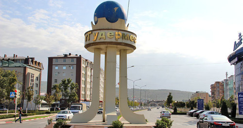 One of the central streets of Gudermes. Photo by Magomed Magomedov for the "Caucasian Knots"