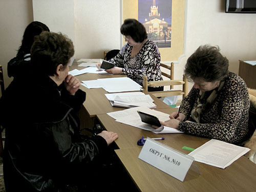 Early voting at election of City Assembly. Casting ballots at the Sochi Central Territorial Electoral Commission. Members of the Commission register voters and issue ballot papers. February 26, 2010. Photo by the "Caucasian Knot" Early voting at election of City Assembly. Casting ballots at the Sochi Central Territorial Electoral Commission. Members of the Commission register voters and issue ballot papers. February 26, 2010. Photo by the "Caucasian Knot"