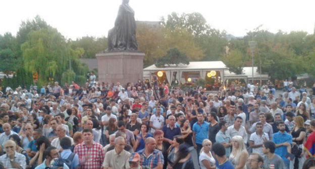 Rally of the participants of the protest against the rise of electricity tariff. Yerevan, September 11, 2015. Photo by Armine Martirosyan for the "Caucasian Knot" Rally of the participants of the protest against the rise of electricity tariff. Yerevan, September 11, 2015. Photo by Armine Martirosyan for the "Caucasian Knot"