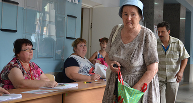 Voter at the precinct No. 46017 in Sochi. Photo by Svetlana Kravchenko for the ‘Caucasian Knot’. Voter at the precinct No. 46017 in Sochi. Photo by Svetlana Kravchenko for the ‘Caucasian Knot’.