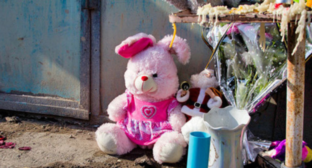 Toys and flowers at the gates of the Avetisyans’ house. Gyumri, January 20, 2015. Photo by Narek Tumasyan for the ‘Caucasian Knot’.