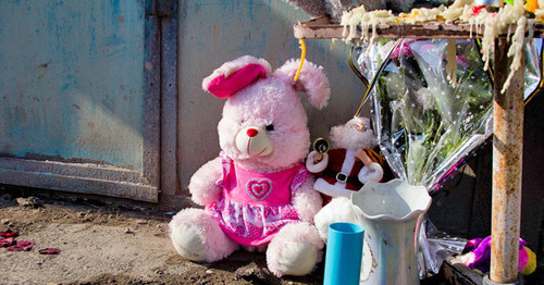 Toys and flowers at the gates of the Avetisyans’ house. Gyumri, January 20, 2015. Photo by Narek Tumasyan for the ‘Caucasian Knot’.