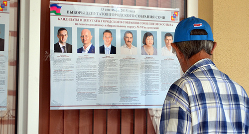 Voter at the information stand. Photo by Svetlana Kravchenko for the ‘Caucasian Knot’. Voter at the information stand. Photo by Svetlana Kravchenko for the ‘Caucasian Knot’.