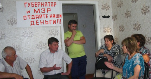 Sergey Svidovsky (second to the left), Deputy Prosecutor of the Akhtubinsk District, recorded the demands of the participants of the protest action. Akhtubinsk, September 20, 2015. Photo by Yelena Grebenyuk for the "Caucasian Knot" Sergey Svidovsky (second to the left), Deputy Prosecutor of the Akhtubinsk District, recorded the demands of the participants of the protest action. Akhtubinsk, September 20, 2015. Photo by Yelena Grebenyuk for the "Caucasian Knot"