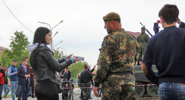Residents of the Chechen Republic reported on enhancement of security measures in Grozny on the occasion of celebrations on the Day of Chechen Woman. Photo by Magomed Magomedov for the "Caucasian Knot" Residents of the Chechen Republic reported on enhancement of security measures in Grozny on the occasion of celebrations on the Day of Chechen Woman. Photo by Magomed Magomedov for the "Caucasian Knot"