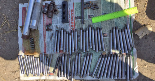 A homemade pistol with magazine, ammunition, and components for manufacturing and adaptation of firearms found at the house of a 60-year-old resident of the village of Kurchaloi. Chechnya, September 23, 2015. Photo https://skfo.mvd.ru/novosti/item/6527556/