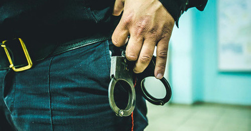 Law enforcer with handcuffs. Photo: Denis Yakovlev / Yugopolis Law enforcer with handcuffs. Photo: Denis Yakovlev / Yugopolis