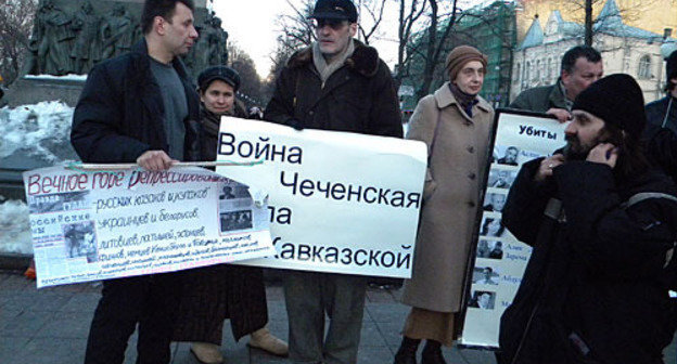 Picket in memory of separatists' leader of Chechnya Aslan Maskhadov. Moscow, Chistye Prudy, March 11, 2010. Photo by the "Caucasian Knot" Picket in memory of separatists' leader of Chechnya Aslan Maskhadov. Moscow, Chistye Prudy, March 11, 2010. Photo by the "Caucasian Knot"