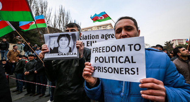 Protester holds the portrait of Khadija Ismayilova and poster saying ‘Freedom to political prisoners!’, Baku, March 15, 2015. Photo by Aziz Karimov for the ‘Caucasian Knot’. Protester holds the portrait of Khadija Ismayilova and poster saying ‘Freedom to political prisoners!’, Baku, March 15, 2015. Photo by Aziz Karimov for the ‘Caucasian Knot’.