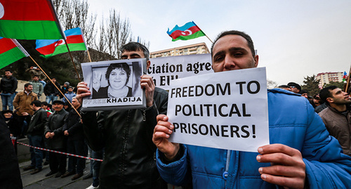 Protester holds the portrait of Khadija Ismayilova and poster saying ‘Freedom to political prisoners!’, Baku, March 15, 2015. Photo by Aziz Karimov for the ‘Caucasian Knot’. Protester holds the portrait of Khadija Ismayilova and poster saying ‘Freedom to political prisoners!’, Baku, March 15, 2015. Photo by Aziz Karimov for the ‘Caucasian Knot’.