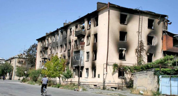 Resident building in Tskhinvali after shelling, August 18, 2008. Photo: News Agency ‘OSInform’, https://ru.wikipedia.org Resident building in Tskhinvali after shelling, August 18, 2008. Photo: News Agency ‘OSInform’, https://ru.wikipedia.org