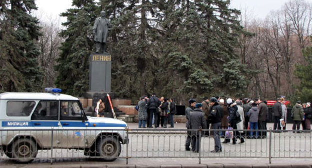 Rally of deceived housing interest-holders. Rostov-on-Don, Bolshaya Sadovaya Street, March 11, 2010. Photo by the "Caucasian Knot" Rally of deceived housing interest-holders. Rostov-on-Don, Bolshaya Sadovaya Street, March 11, 2010. Photo by the "Caucasian Knot"