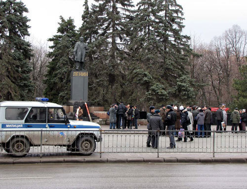 Rally of deceived housing interest-holders. Rostov-on-Don, Bolshaya Sadovaya Street, March 11, 2010. Photo by the "Caucasian Knot" Rally of deceived housing interest-holders. Rostov-on-Don, Bolshaya Sadovaya Street, March 11, 2010. Photo by the "Caucasian Knot"
