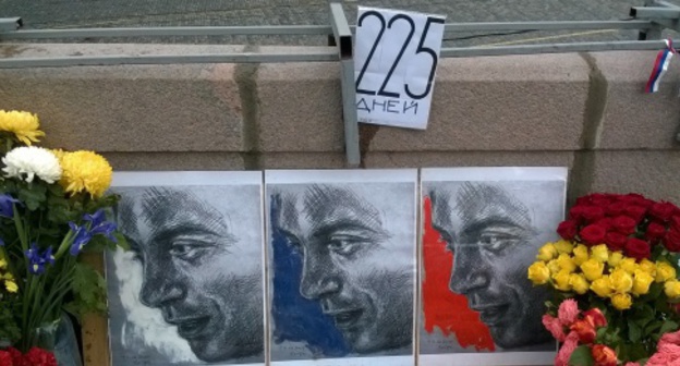 Portraits of Boris Nemtsov and a sign with number of days passed after his death. Moscow, Big Moskvoretsky Bridge, October 9, 2015. Photo by Vyacheslav Feraposhkin for the ‘Caucasian Knot’. 