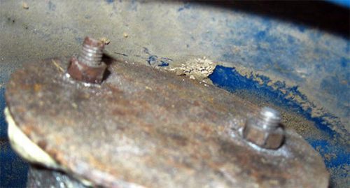 The filling of an improvised explosive device. Photo: http://nac.gov.ru/nakmessage/2015/09/12/v-dagestane-obnaruzhen-banditskii-tainik-obezvrezheno-samodelnoe-vzryvnoe-ustr.html