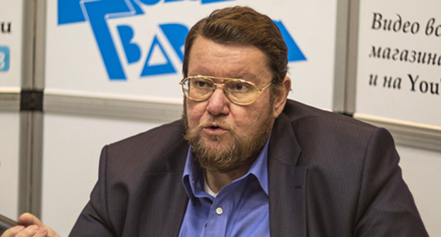 Evgeny Satanovsky. Photo: A.Savin https://ru.wikipedia.org/wiki/%D0%A1%D0%B0%D1%82%D0%B0%D0%BD%D0%BE%D0%B2%D1%81%D0%BA%D0%B8%D0%B9,_%D0%95%D0%B2%D0%B3%D0%B5%D0%BD%D0%B8%D0%B9_%D0%AF%D0%BD%D0%BE%D0%B2%D0%B8%D1%87#/media/File:Yevgeny_Satanovsky_in_Moscow_Feb2015.jpg