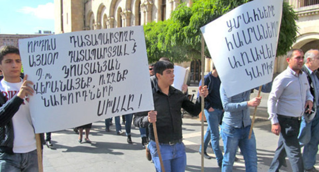 The relatives of the persons sentenced to life imprisonment demand to review their criminal cases. Inscriptions on the posters (to the right): "The judge of my son is now the convict himself", "Mr. Kostanyan (procurator general), fix the mistake of your forerunners". Yerevan, October 15, 2015. Photo by Tigran Petrosyan for the "Caucasian Knot"