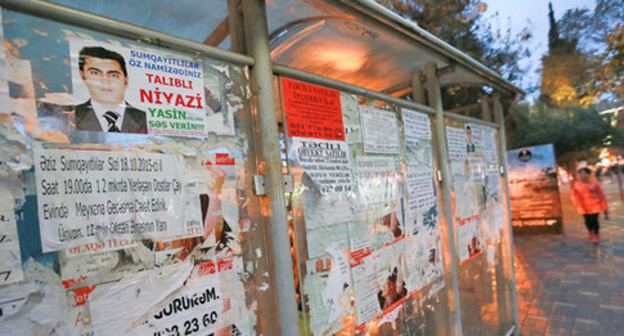 Photos of the candidate to the Azerbaijani parliament at a bus stop in Sumgait. Photo by Aziz Karimov for the ‘Caucasian Knot’. Photos of the candidate to the Azerbaijani parliament at a bus stop in Sumgait. Photo by Aziz Karimov for the ‘Caucasian Knot’.