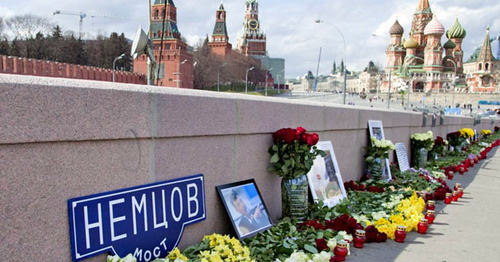 At Boris Nemtsov murder place. Photo: Victor Golovniov (RFE/RL)