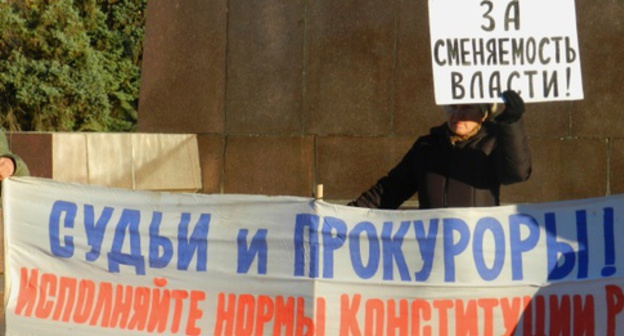 Participant of the picket in defence of the Article 31 of the Russian Constitution in Volgograd, October 31, 2015. Photo by Tatiana Filimonova for the ‘Caucasian Knot’. Participant of the picket in defence of the Article 31 of the Russian Constitution in Volgograd, October 31, 2015. Photo by Tatiana Filimonova for the ‘Caucasian Knot’.