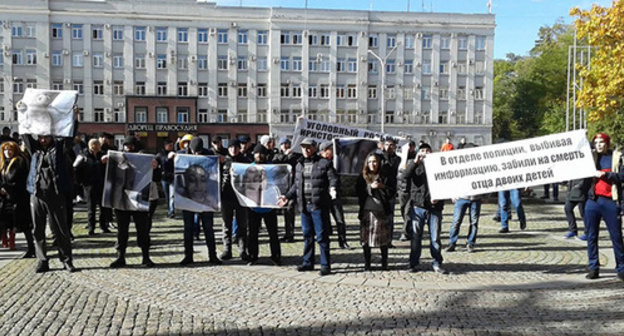 The protesters in front of the Palace of Justice in Vladikavkaz. November 2, 2015. Photo by Emma Marzoeva for the "Caucasian Knot" The protesters in front of the Palace of Justice in Vladikavkaz. November 2, 2015. Photo by Emma Marzoeva for the "Caucasian Knot"