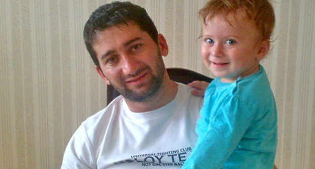 Akhmed Buzurtanov with his daughter. Photo by Vakha Belkharoev for the "Caucasian Knot"
