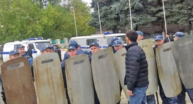 Law enforcers in the central square of Buynaksk, October 16, 2015. Photo by Patimat Makhmudova for the "Caucasian Knot"