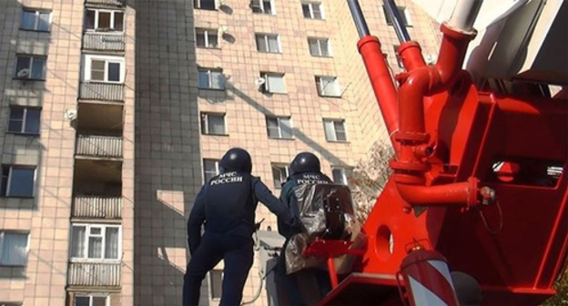 MfE staff during special operation conducted in an apartment block in Nalchik. Photo: http://nac.gov.ru/nakmessage/2015/11/11/v-nalchike-neitralizvan-prisyagnuvshii-ig-bandglavar-boevikov-kbr.html