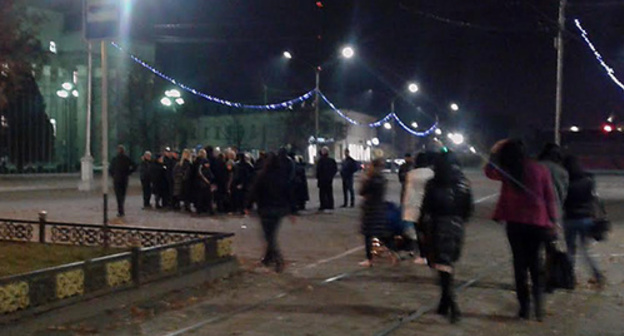 Relatives of the detained policemen gather near the Prosecutor’s Office, November 12, 2015. Photo by Emma Marzoeva for the ‘Caucasian Knot’. 