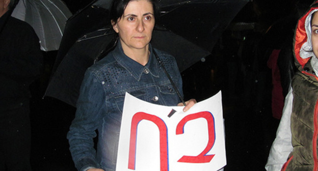 An opponent of constitutional reforms with a poster saying "No". Yerevan, October 30, 2015. Photo by Tigran Petrosyan for the "Caucasian Knot"