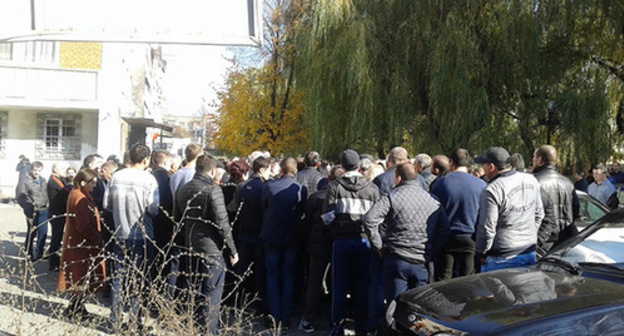 Relatives and friends of the detained policemen gather near the Leninsky District Court of Vladikavkaz, November 5, 2015. Photo by Emma Marzoeva Relatives and friends of the detained policemen gather near the Leninsky District Court of Vladikavkaz, November 5, 2015. Photo by Emma Marzoeva