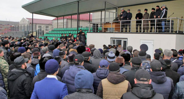 Public condemnation against young men who had set ziyart in the village of Kurchaloi on fire was voiced in school No. 1 named after Akhmad-Khadzhi Kadyrov in Tsentaroy village of the Kurchaloi District. November 18, 2015. Photo by the news agency Grozny Inform http://grozny-inform.ru/news/society/66197/