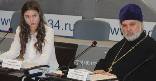 Archpriest Oleg Kirichenko, Chairman of the committee on the harmonization of interethnic and interreligious relations of the Public Chamber of the Volgograd Region, and Elizaveta Dzhurinskaya at the roundtable on the topic "Prevention of extremism among young people". Volgograd, November 18, 2015. Photo http://miatz.ru/news/62560/ Archpriest Oleg Kirichenko, Chairman of the committee on the harmonization of interethnic and interreligious relations of the Public Chamber of the Volgograd Region, and Elizaveta Dzhurinskaya at the roundtable on the topic "Prevention of extremism among young people". Volgograd, November 18, 2015. Photo http://miatz.ru/news/62560/