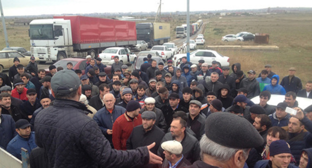 The participants of truckers' protest action. Photo: Ilyas Khadzhi, Bariyat Idrisova, http://chernovik.net/content/lenta-novostey/v-dagestane-dalnoboyshchiki-vystupayut-protiv-vysokih-sborov