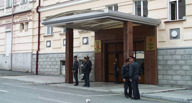 Near the entrance to the Supreme Court of North Ossetia. Photo: http://pravoy.punct.ru/news/view/41009/
