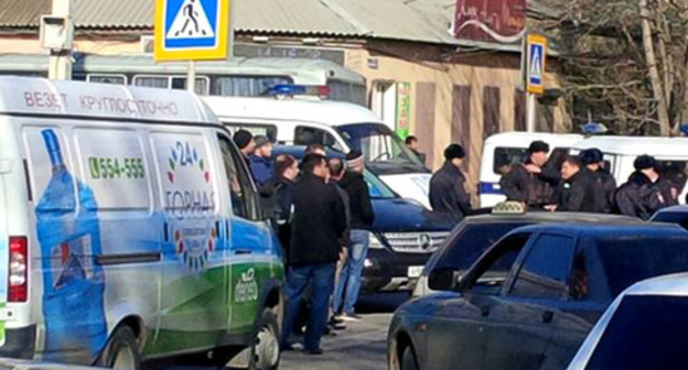 At the territory bordering on a mosque in Kotrov Street in Makhachkala during the detentions of mosque-goers. Makhachkala, November 20, 2015. Photo: Umar Said