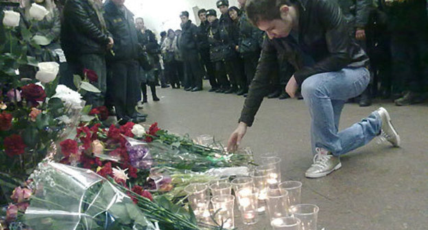 Moscow, flowers at Lubyanka metro station, evening March 29, 2010. Photo by the "Caucasian Knot" Moscow, flowers at Lubyanka metro station, evening March 29, 2010. Photo by the "Caucasian Knot"