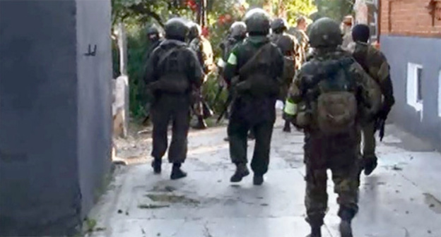 Law inforcers during special operation. Photo: http://nac.gov.ru/nakmessage/2015/06/27/v-ingushetii-neitralizovany-dvoe-uchastnikov-mezhdunarodnoi-terroristicheskoi-.html
