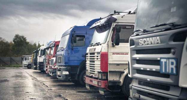 Trucks on the outskirts of Makhachkala. Photo: http://www.riadagestan.ru/news/incidents/dalnoboyshchiki_ustroili_piket_na_okraine_makhachkaly_protiv_dopolnitelnykh_poshlin/