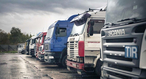 Trucks on the outskirts of Makhachkala. Photo: http://www.riadagestan.ru/news/incidents/dalnoboyshchiki_ustroili_piket_na_okraine_makhachkaly_protiv_dopolnitelnykh_poshlin/