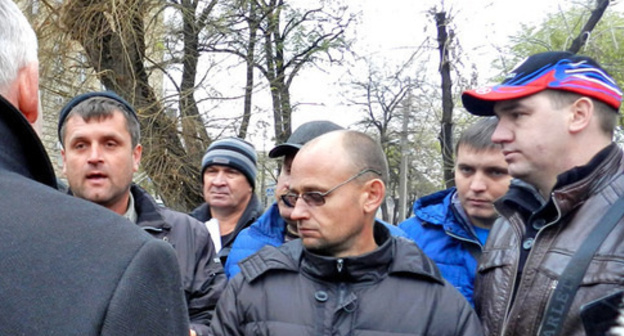 Truck drivers talk to authorities, Volgograd, November 20, 2015. Photo by Tatiana Filimonova for the ‘Caucasian Knot’. 