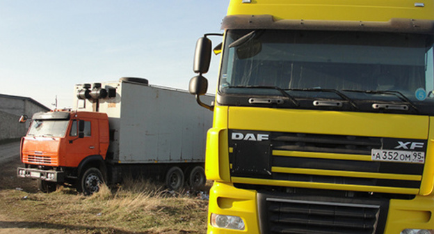 Heavy trucks during protest action. Photo by Murad Muradov for the ‘Caucasian Knot’. Heavy trucks during protest action. Photo by Murad Muradov for the ‘Caucasian Knot’.