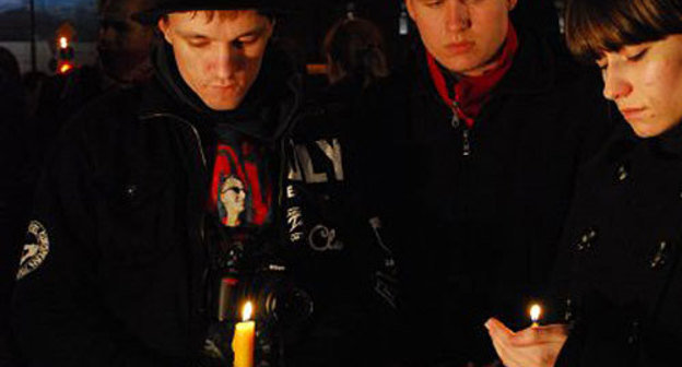 Commemoration of casualties of March 29 Moscow metro terror acts. Moscow, Lubyanka Square, March 29, 2010. Photo by the "Caucasian Knot" Commemoration of casualties of March 29 Moscow metro terror acts. Moscow, Lubyanka Square, March 29, 2010. Photo by the "Caucasian Knot"