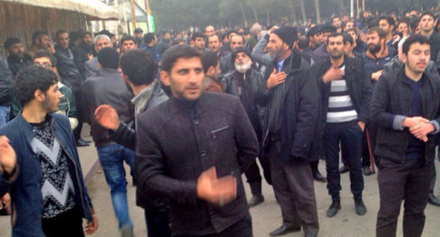 Residents Nardaran village go out on a spontaneous protest, November 26, 2015. Photo by Parvana Bairamova for the ‘Caucasian Knot’. Residents Nardaran village go out on a spontaneous protest, November 26, 2015. Photo by Parvana Bairamova for the ‘Caucasian Knot’.