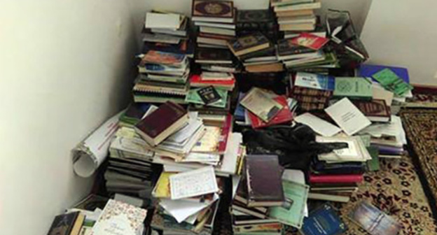 Books at the mosque in Kotrov Street. Photo by Magomed Tuayev for the ‘Caucasian Knot’. Books at the mosque in Kotrov Street. Photo by Magomed Tuayev for the ‘Caucasian Knot’.
