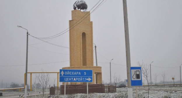 Stele at the entrance to the village of Bachi-Yurt, Chechnya. Photo: Maps.yandex.ru