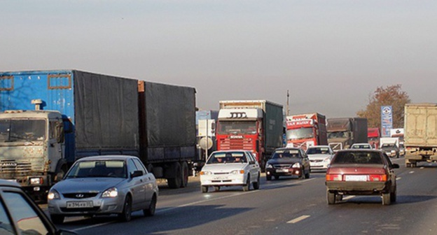 Truck drivers on strike at federal highway in Dagestan, November 24, 2015. Photo by Murad Muradov for the ‘Caucasian Knot’. 