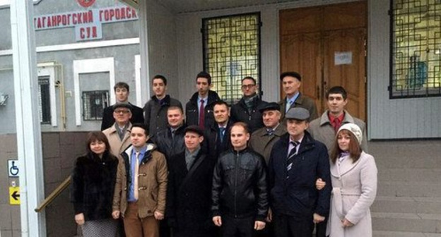 Sixteen Jehovah's Witnesses near the Taganrog City Court on the day of the verdict in their case. November 30, 2015. Photo vk.com/jw_ru Sixteen Jehovah's Witnesses near the Taganrog City Court on the day of the verdict in their case. November 30, 2015. Photo vk.com/jw_ru
