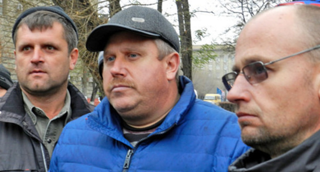 A talk of the truckers with an authority during the rally. Volgograd, November 20, 2015. Photo by Tatyana Filimonova for the "Caucasian Knot" A talk of the truckers with an authority during the rally. Volgograd, November 20, 2015. Photo by Tatyana Filimonova for the "Caucasian Knot"